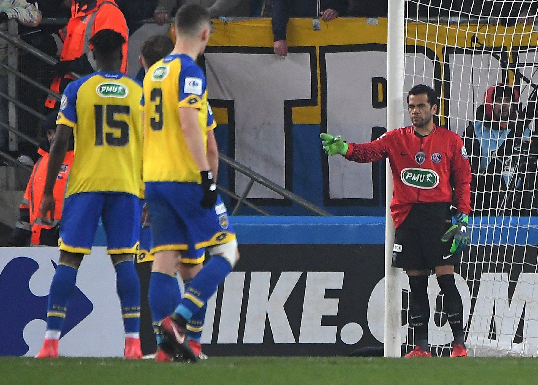 Dani Alves took the goalkeeping responsibility for 30 seconds