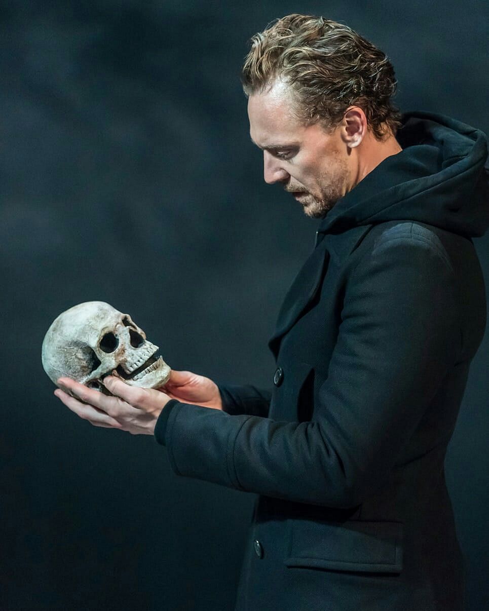 Tom Hiddleston as Hamlet (Image via Pinterest)