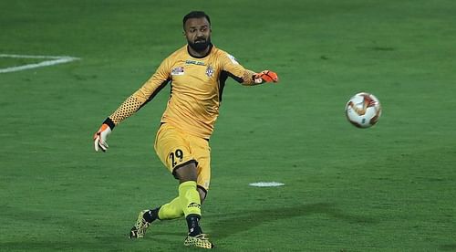 Arindam Bhattacharya kicking the ball (Image Courtesy: ISL Media)