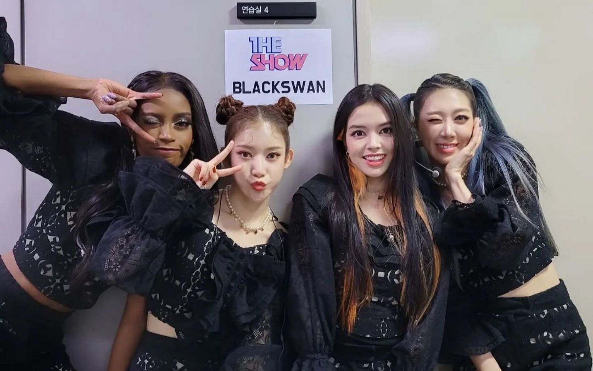 Black swan members