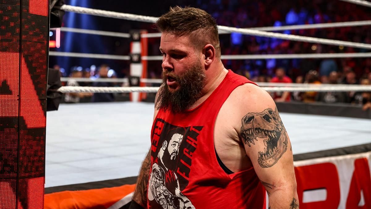 Kevin Owens has signed a new contract with WWE.
