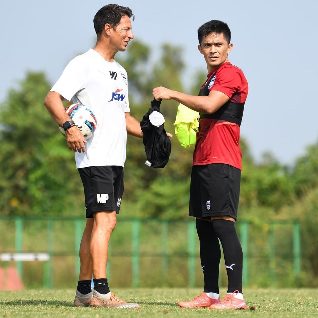 Marco Pezzaiuoli (L) and Sunil Chhetri during a training session for Bengaluru FC (Image Courtesy: Bengaluru FC Instagram)