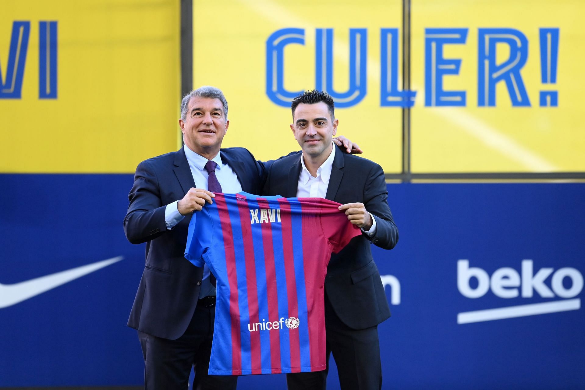 Xavi (right) with Barcelona president Joan Laporta