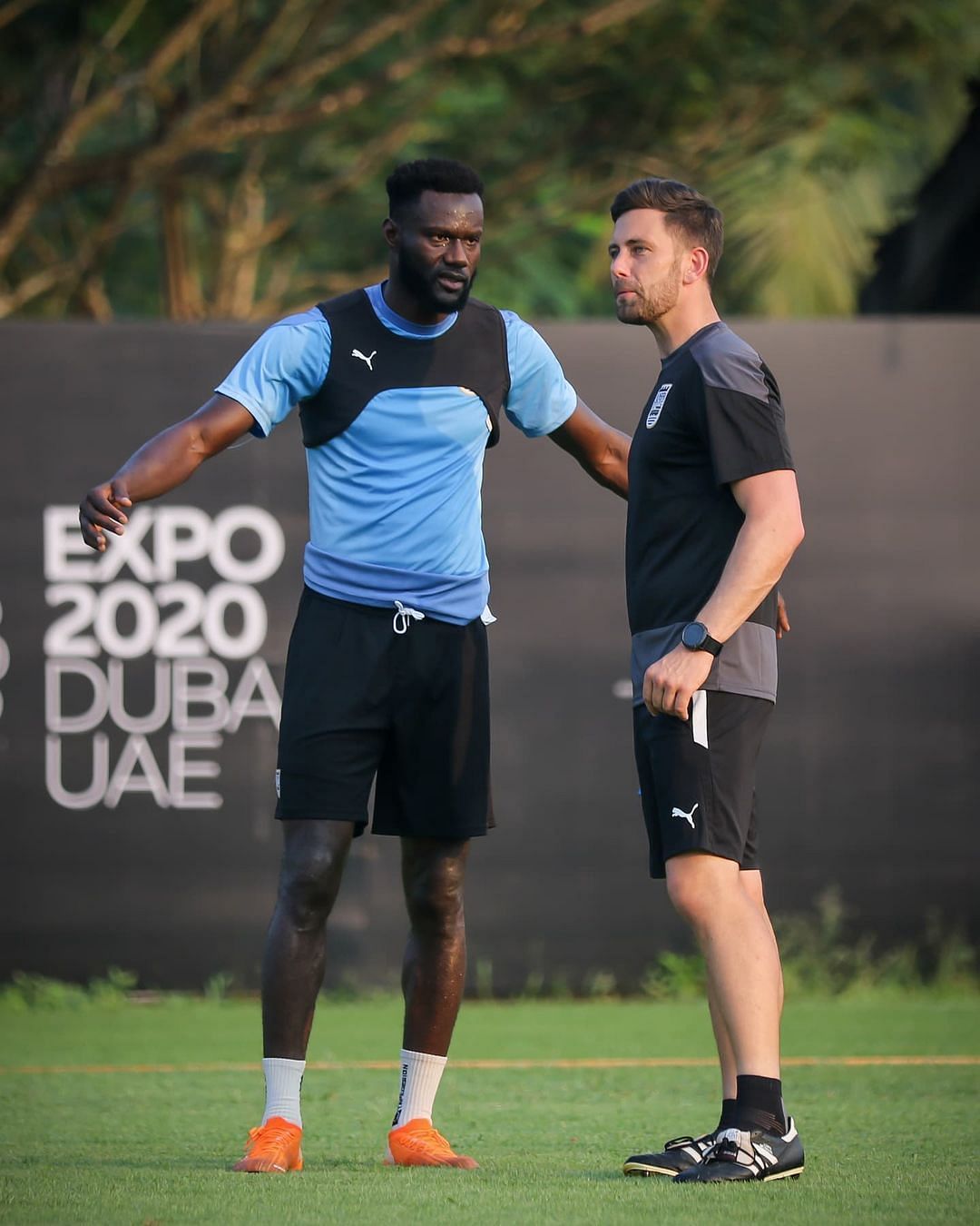 The Islanders skipper Mourtada Fall with gaffer Des Buckingham during a session (Image Courtesy: Mumbai City FC Instagram)