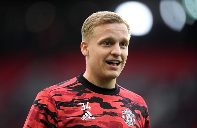 “The chances are coming” - Luke Shaw backs ‘top professional’ Van de Beek to come good for Manchester United