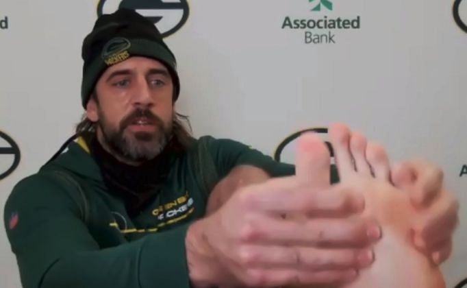 Aaron Rodgers shows off his broken toe