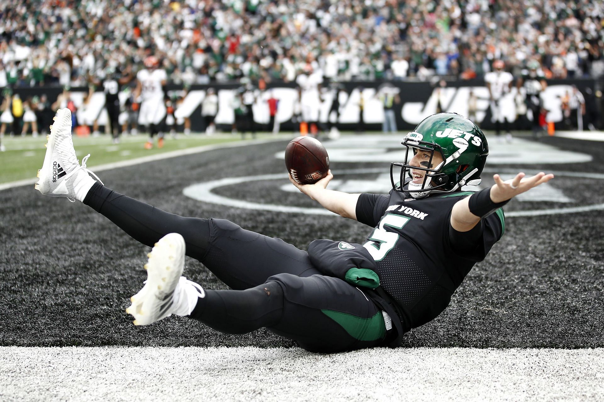 New York Jets QB Mike White celebrates a wild two-point conversion