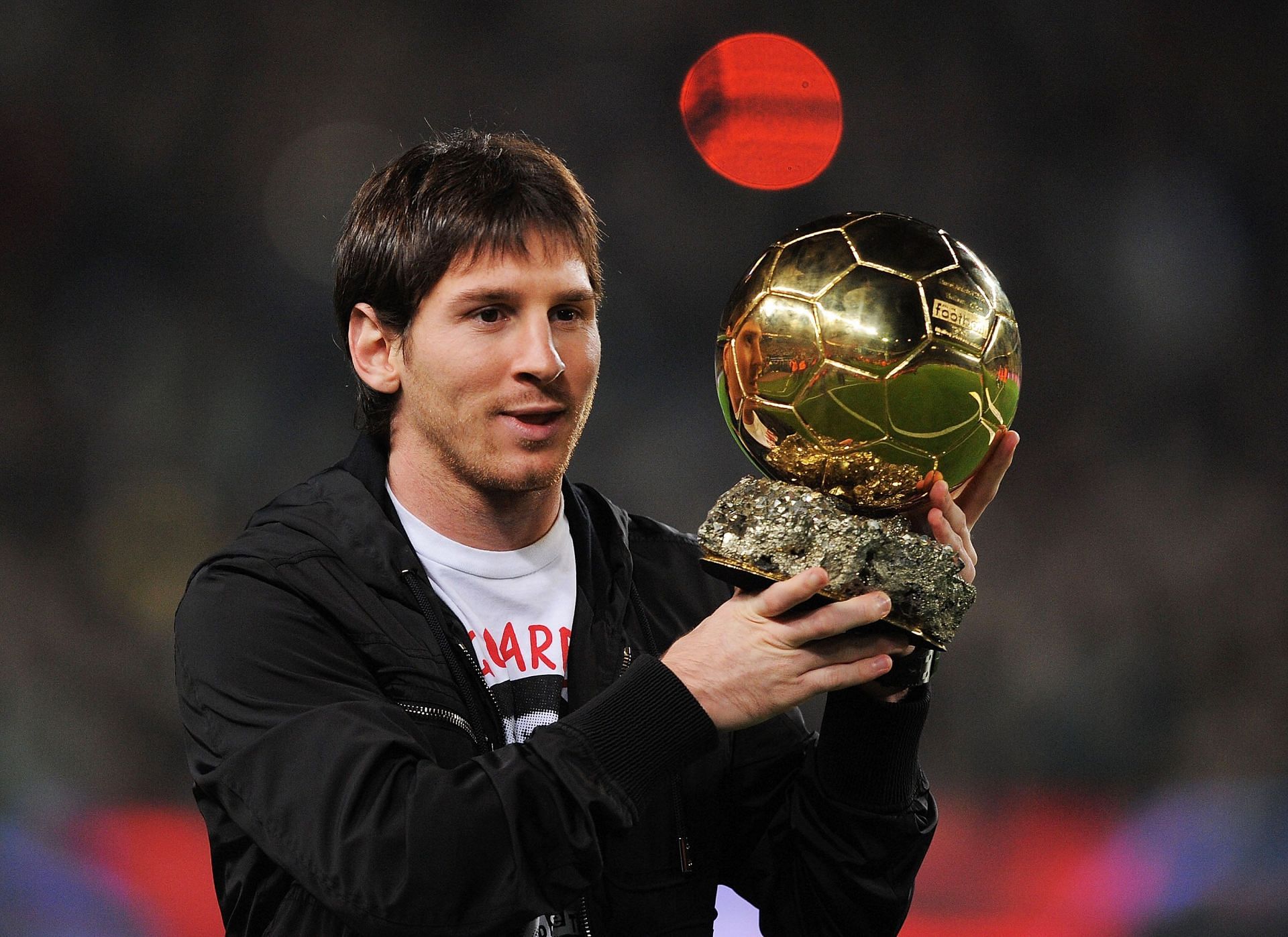 Lionel Messi shows off his first Ballon d&#039;Or award in 2009.