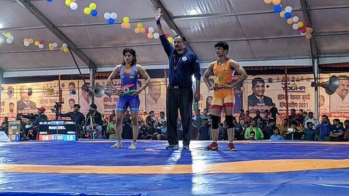 Pooja Gehlot (in blue) beats Swati Shinde to win gold in Vinesh Phogat's division. (©Rishabh Chauhan)