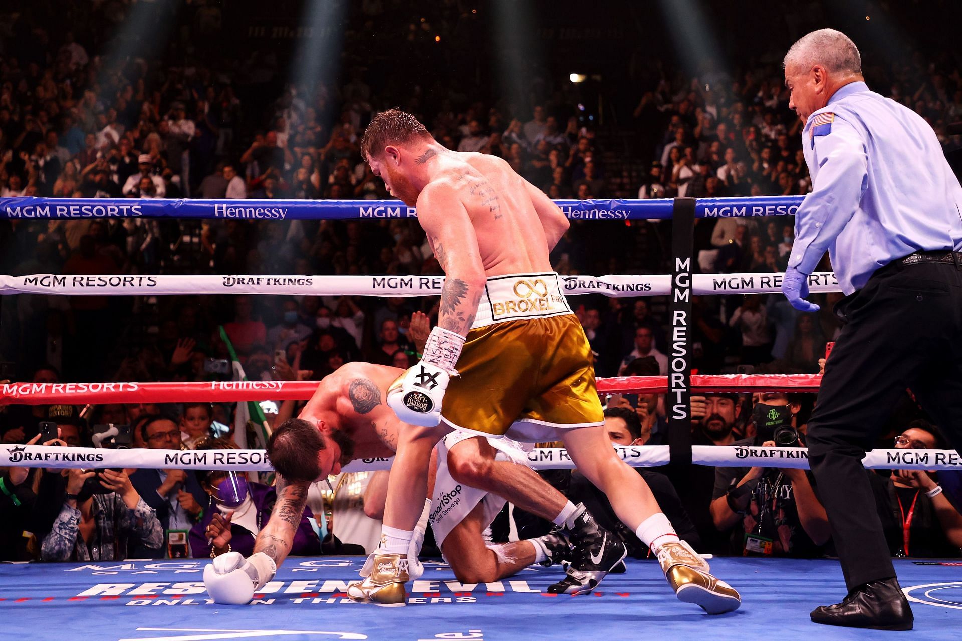 Canelo Alvarez (right) beats Caleb Plant (left) to become the unified super middleweight champion