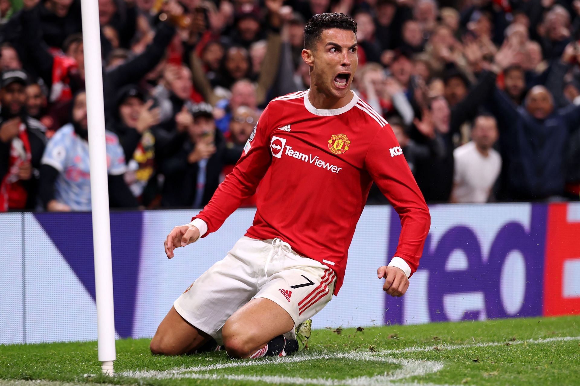 Cristiano Ronaldo's Manchester United Debut Earned A Standing Ovation At  Old Trafford