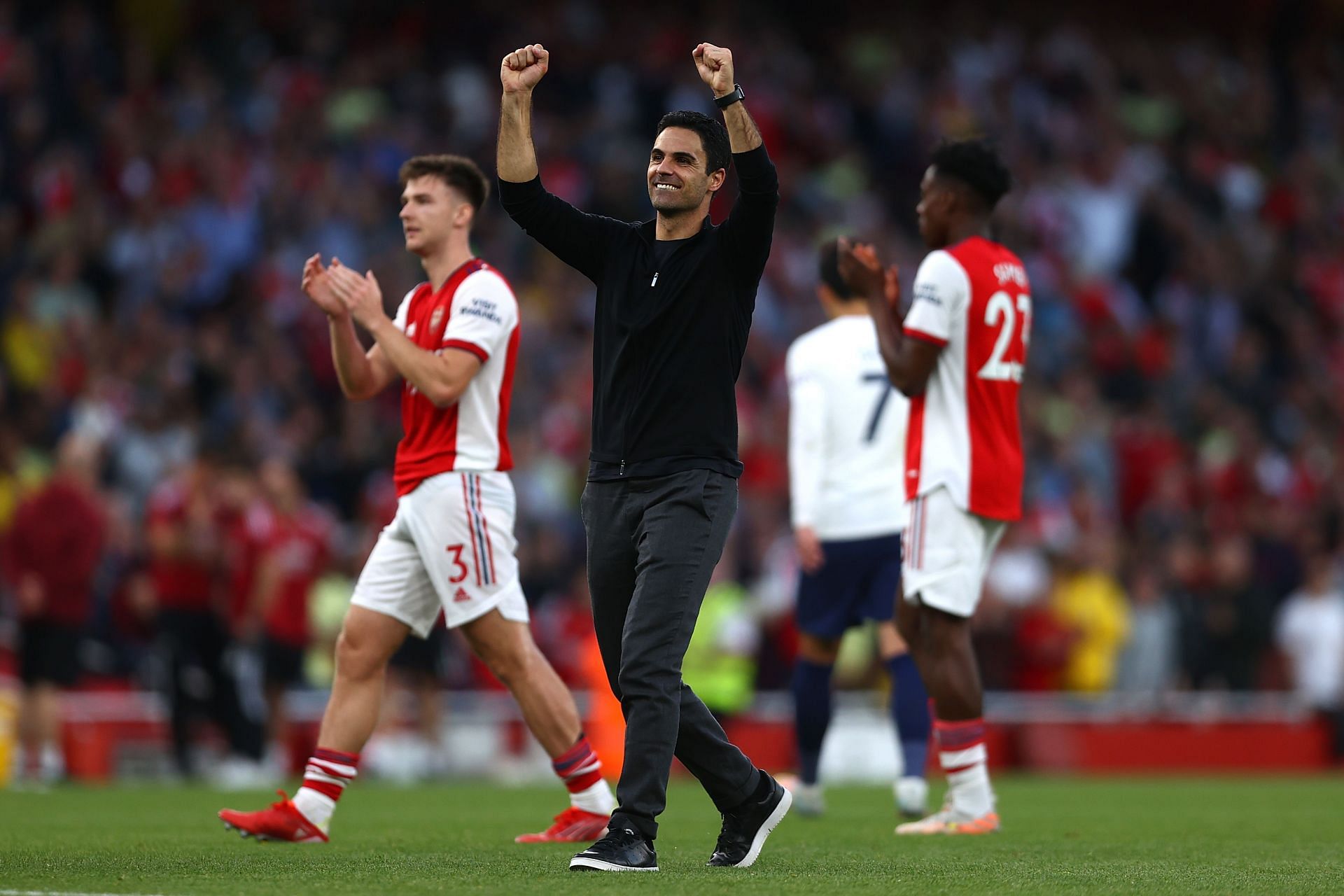 Arsenal manager Mikel Arteta applauds the home support