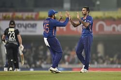 हर्षल पटेल की डेब्यू मैच में बेहतरीन गेंदबाजी के बाद ट्विटर पर प्रतिक्रियाएं