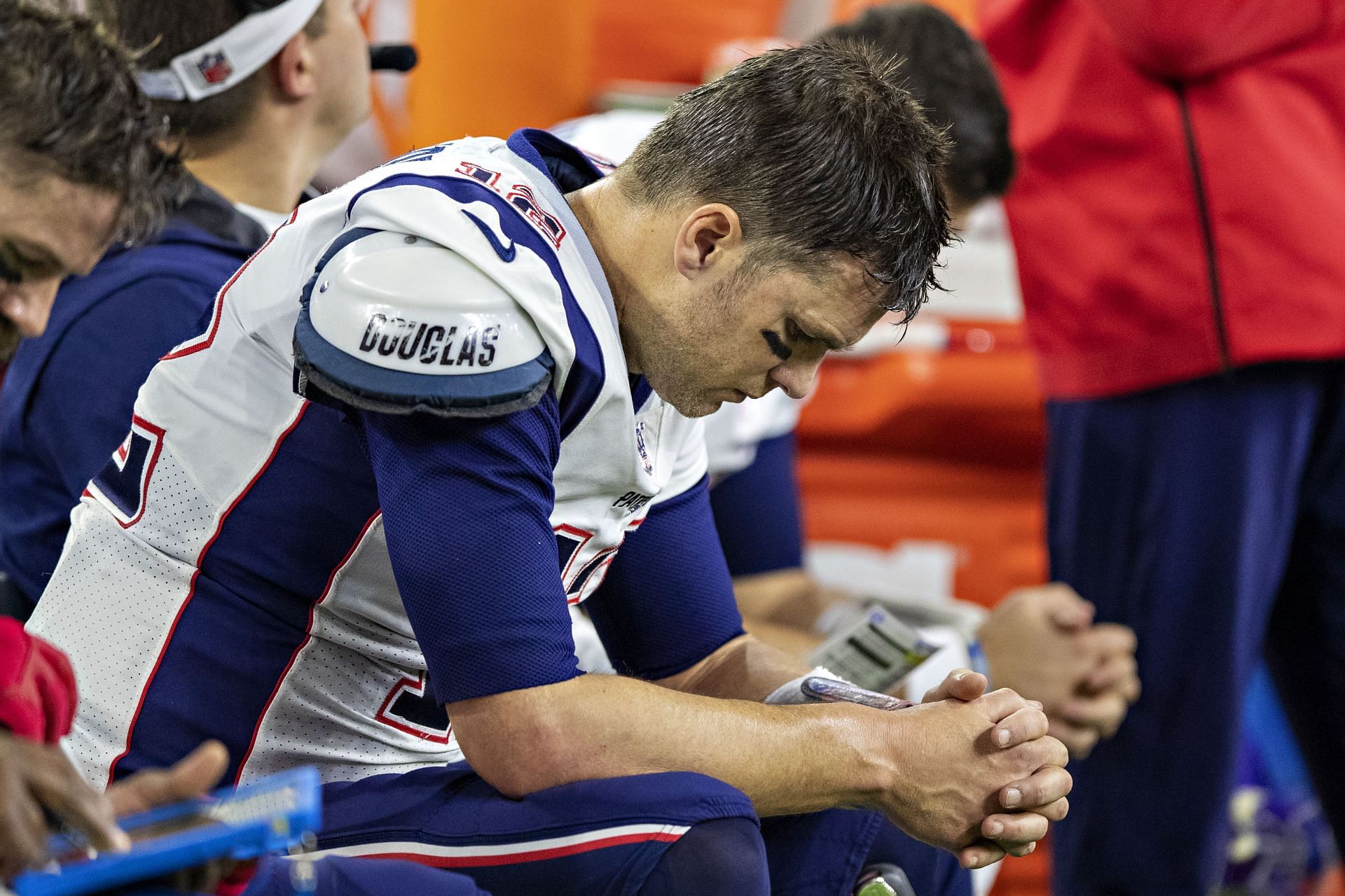 LOOK: Tom Brady trades his jersey away after Patriots' loss to Giants 