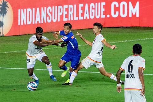 Chennaiyin FC's Lallianzuala Chhangte against SC East Bengal defenders in their ISL clash (Image Courtesy: ISL)