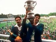 वर्ल्ड कप की ट्रॉफी के साथ कपिल देव