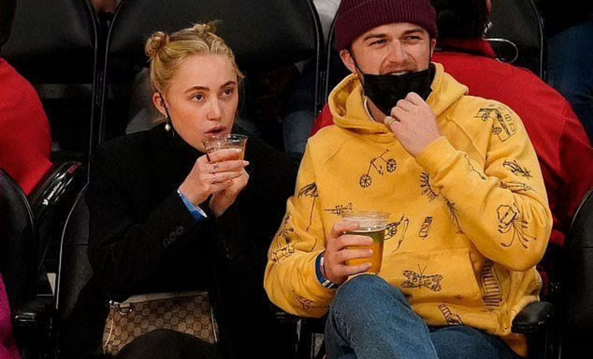 Joe Keery and Maika Monroe at The Lakers game (Image via Shutterstock)