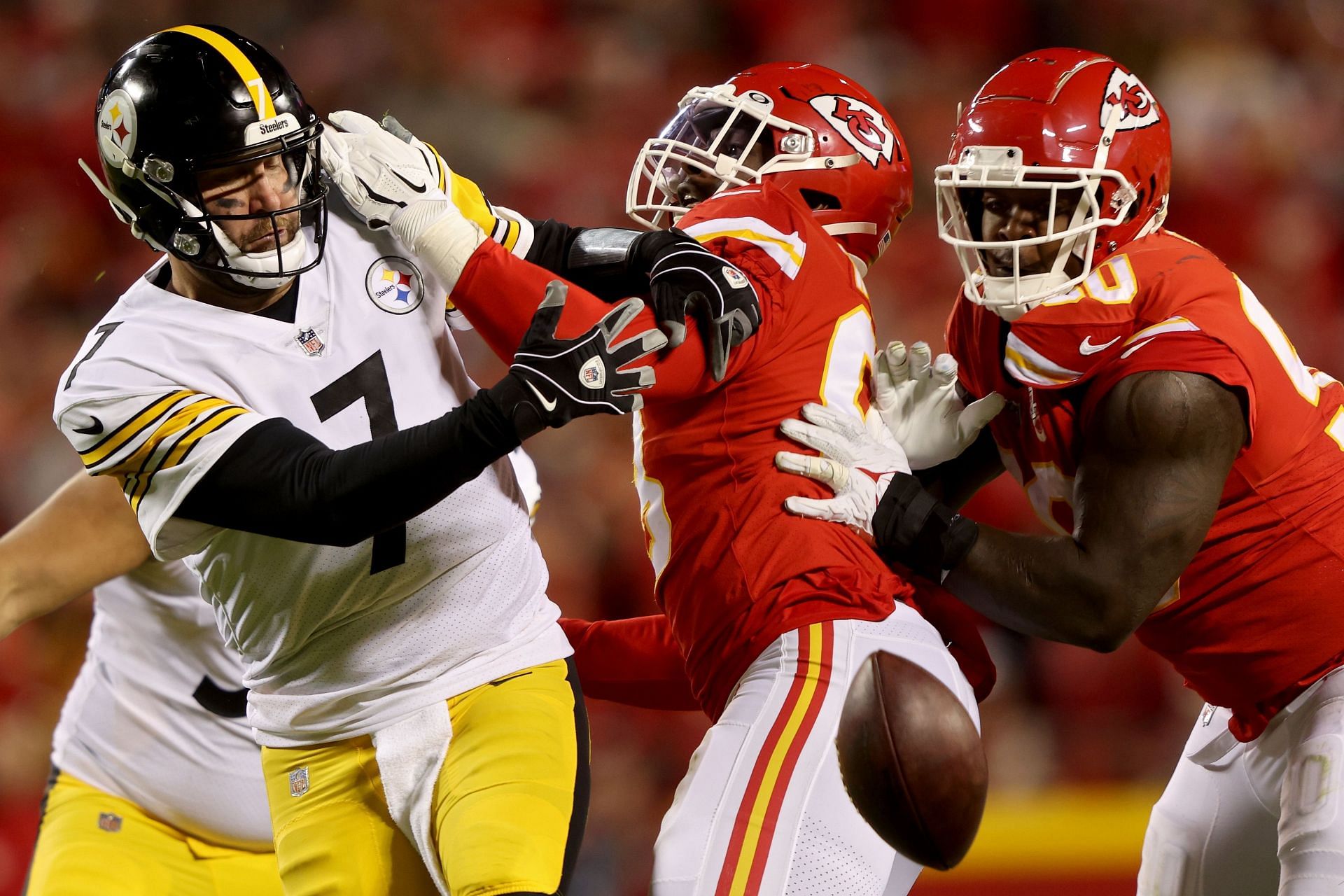 Ben Roethlisberger (left) and the Steelers were crushed by the Chiefs, dooming their NFL playoff chances (Photo: Getty)