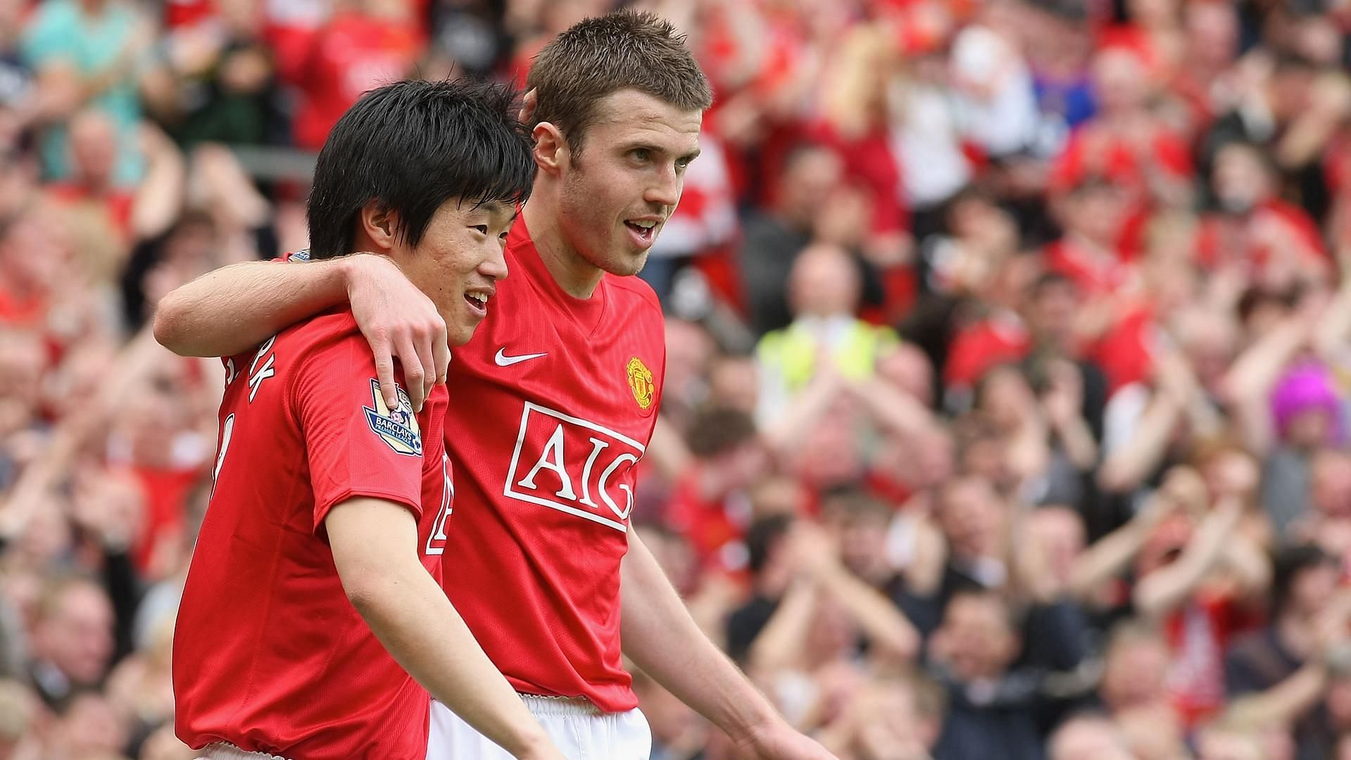 Park Ji-Sung (left) and Michael Carrick of Manchester United.