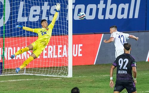 FC Goa Dheeraj Singh stretches to make a save against the Juggernauts (Image Courtesy: ISL)