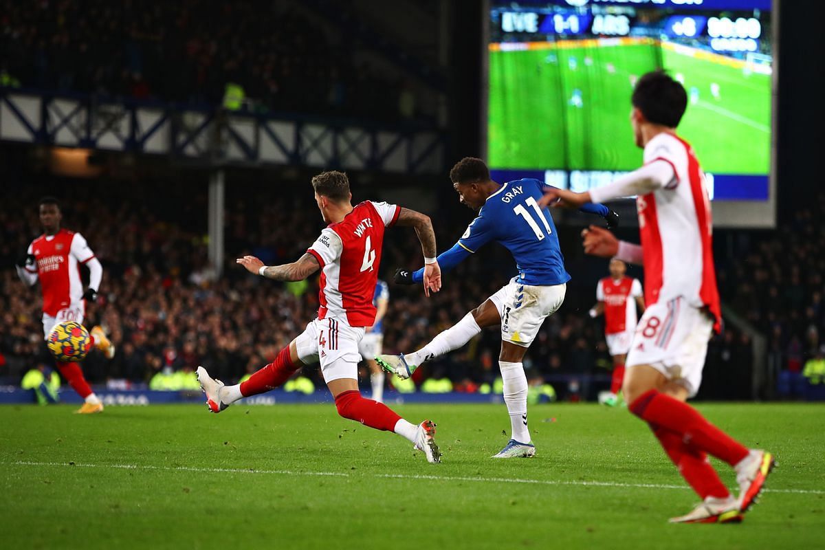 Everton beat Arsenal for their first win in nine games this season.