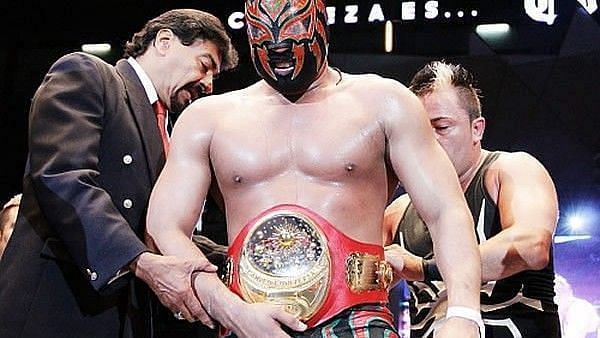 La Sombra as CMLL Champion