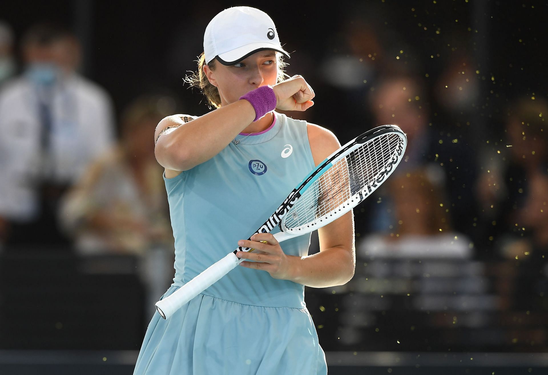 Iga Swiatek beat Belinda Bencic to capture the 2021 Adelaide International crown,