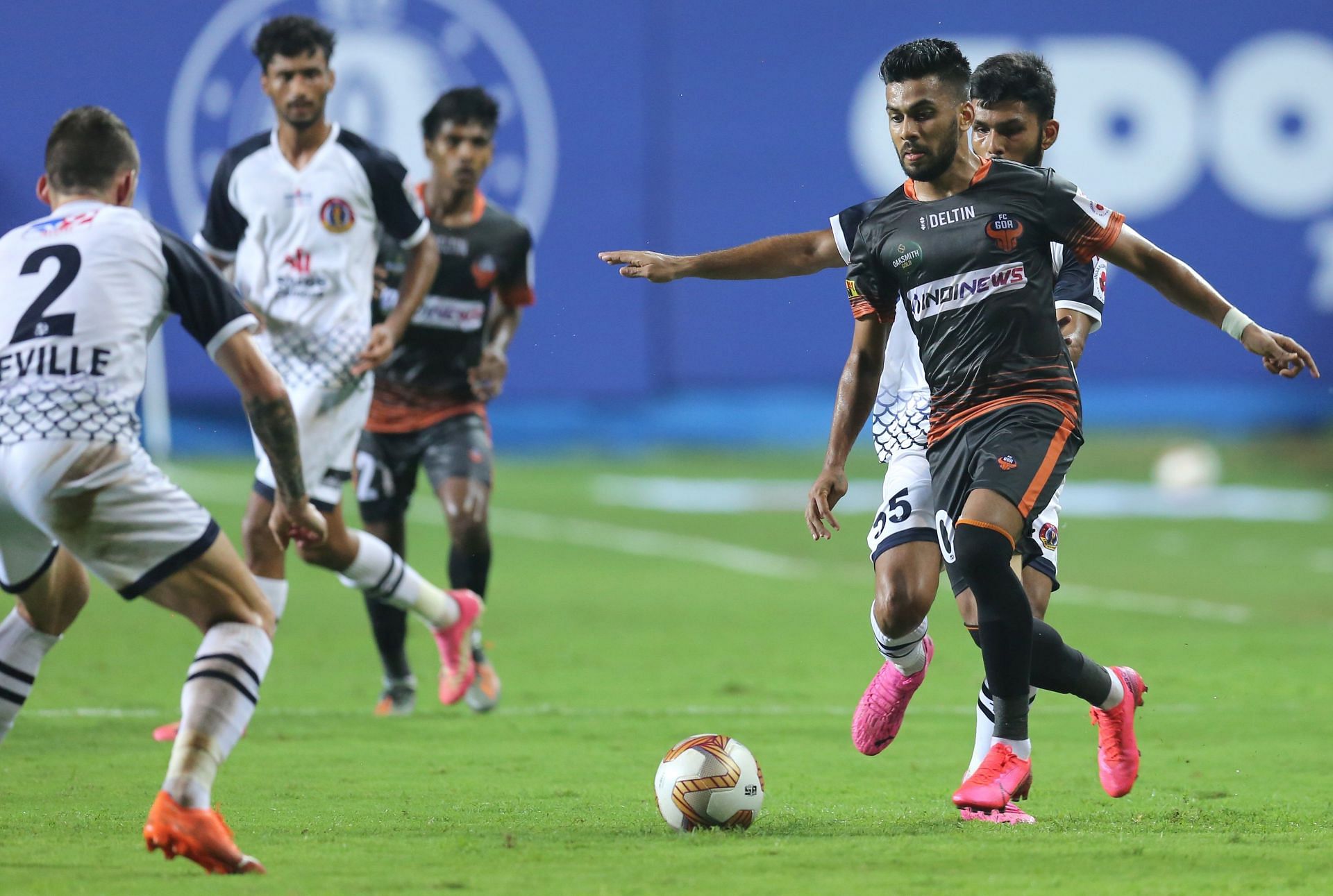 FC Goa&#039;s Brandon Fernandes against the SC East Bengal defensive line (Image Courtesy: ISL)