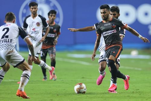 FC Goa's Brandon Fernandes against the SC East Bengal defensive line (Image Courtesy: ISL)