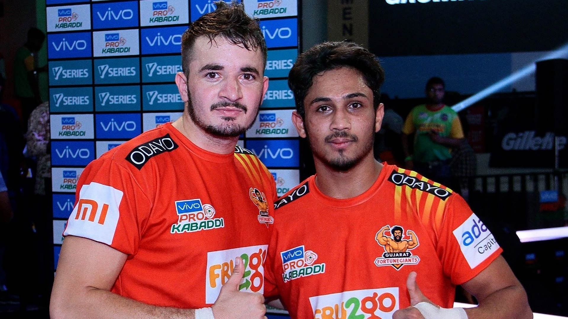 A couple of Gujarat Fortune Giants players pose for a photo - Image Courtesy: PKL