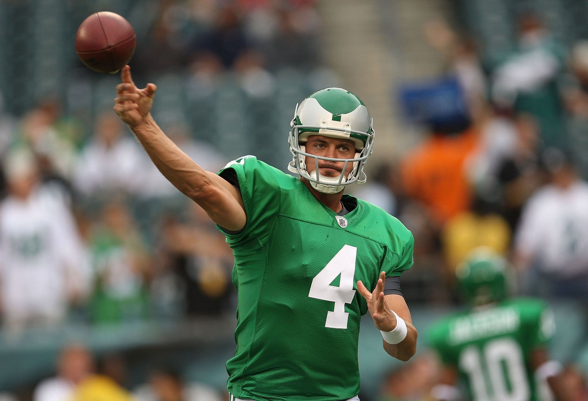 Kevin Kolb adorned in Eagles&#039; kelly green throwback during the 2010 season opener (Photo: Getty)