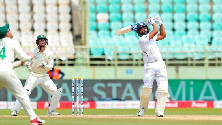 दक्षिण अफ्रीका टीम के खिलाफ बल्लेबाजी करते हुए रोहित शर्मा