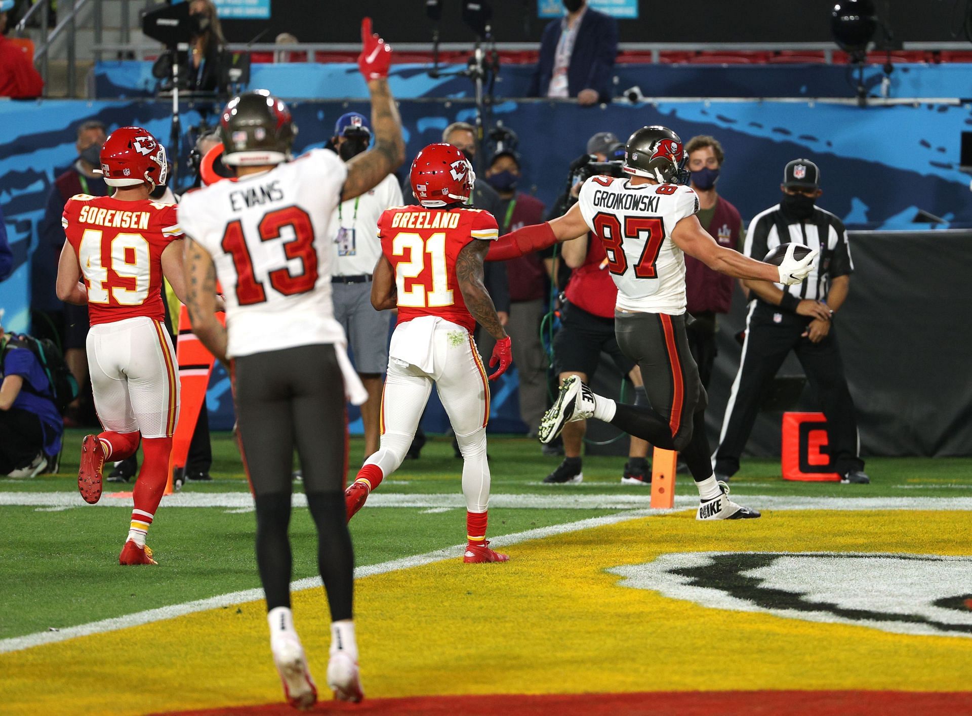 Buccanners WR Mike Evans and TE Rob Gronkowski in Super Bowl LV