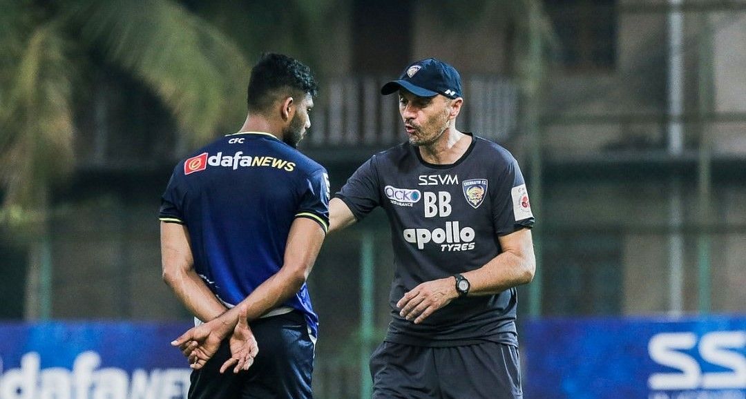 Coach Bozidar Bandovic talking to the players. (Image Courtesy: Twitter/ChennaiyinFC)