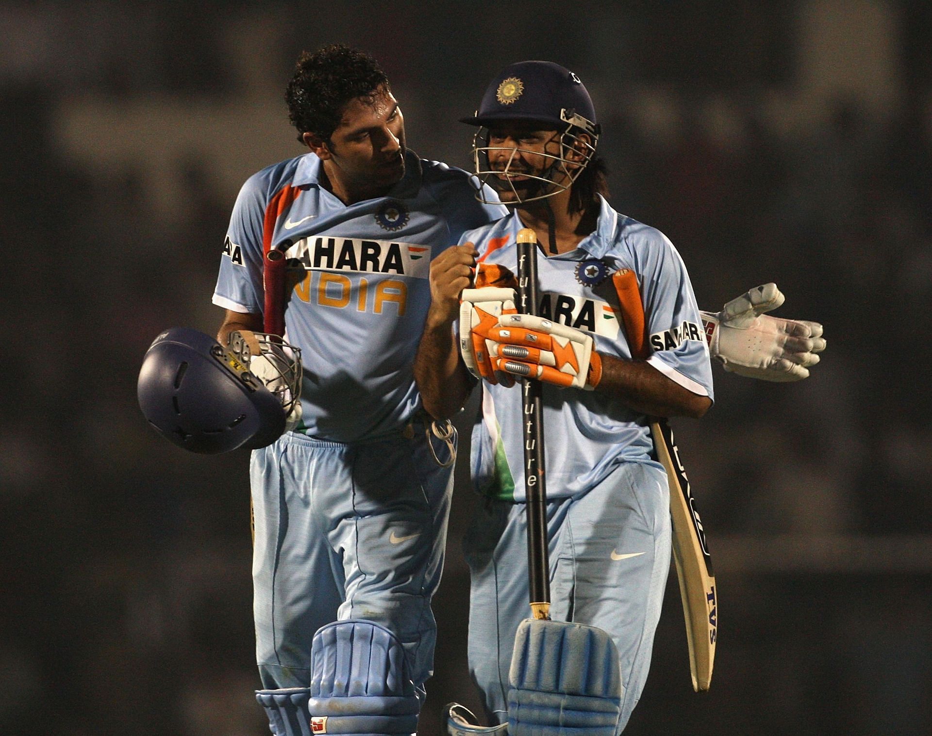 टीम इंडिया के पूर्व कप्&zwj;तान एमएस धोनी और युवराज सिंह के फोटोज सोशल मीडिया पर वायरल हो रही है
