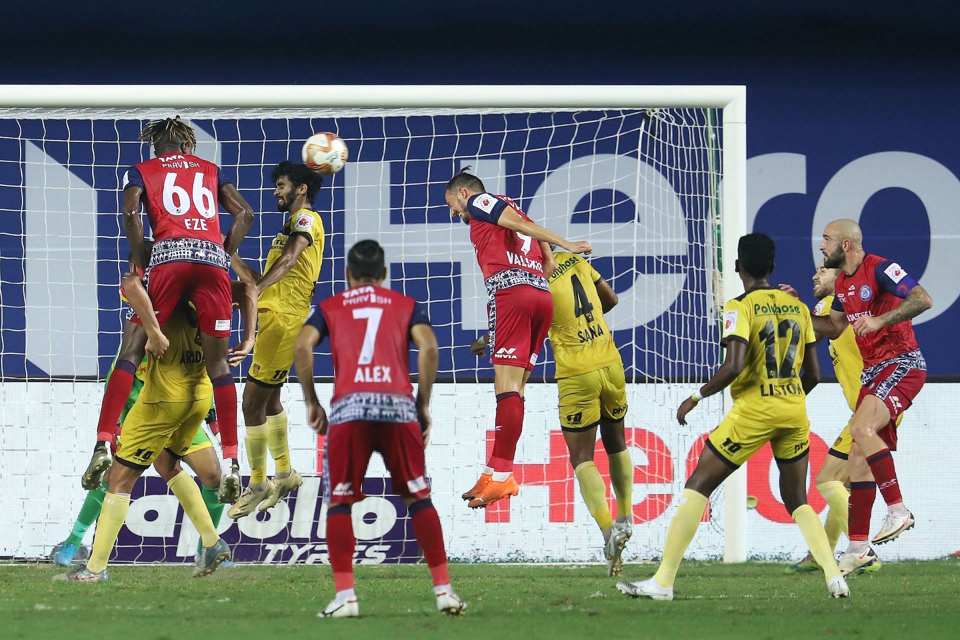 Jamshedpur FC in an offensive set-piece against Hyderabad FC in ISL 2020-21 (Picture Courtesy: ISL)