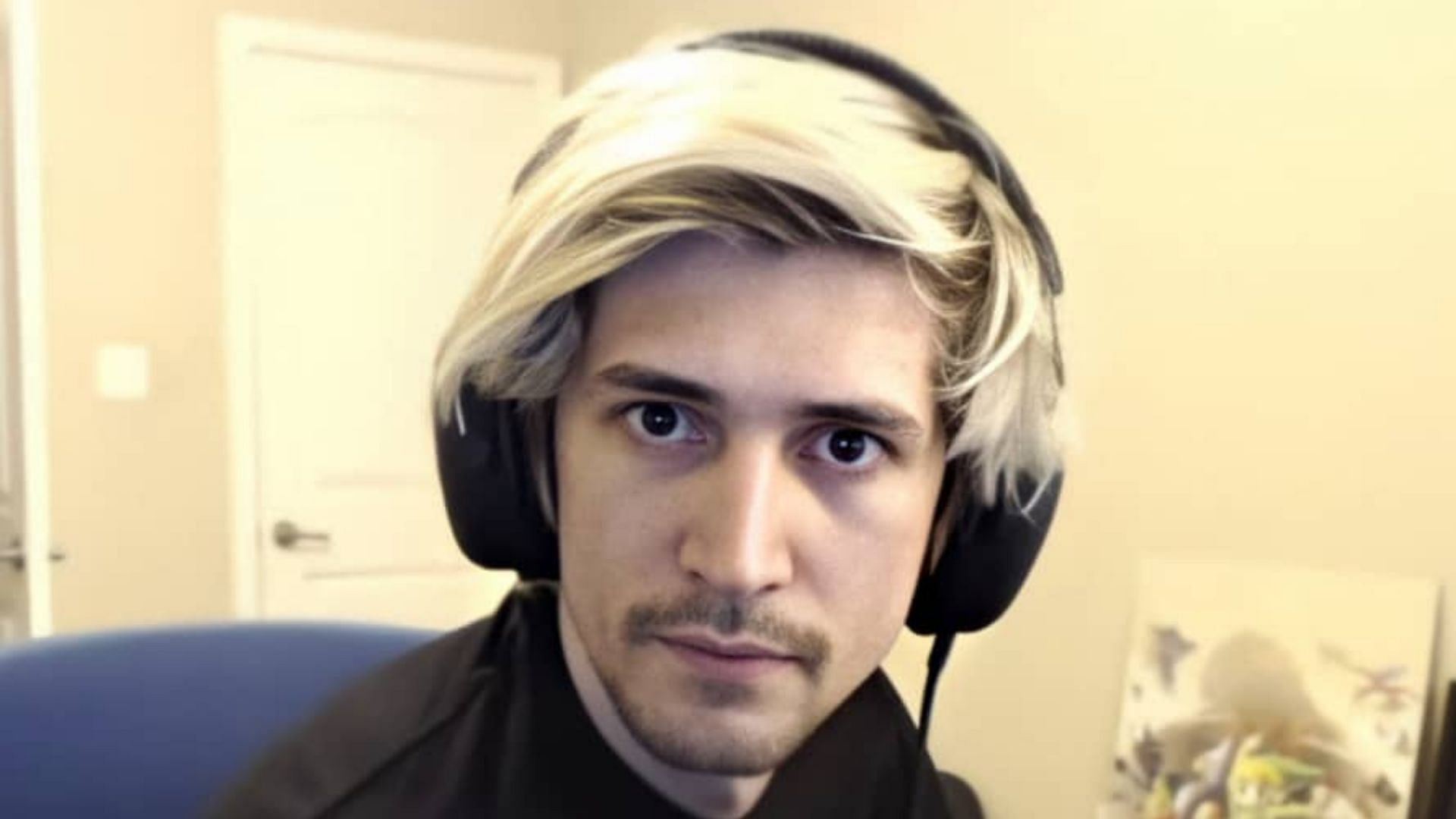 xQc reacts to comments under an article speaking about Tyler1 and other streamers (Image via Top Twitch Streamers)