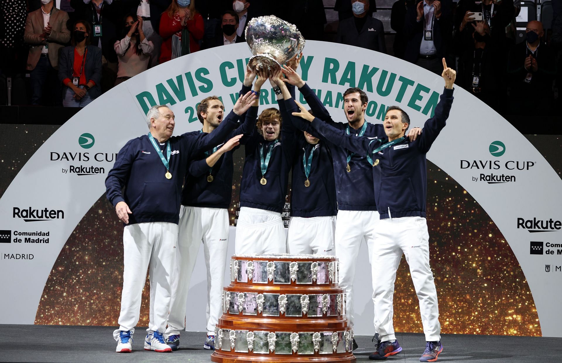 Daniil Medvedev (2nd from L) celebrates the Russian Tennis Federation&#039;s Davis Cup 2021 triumph with his teammates