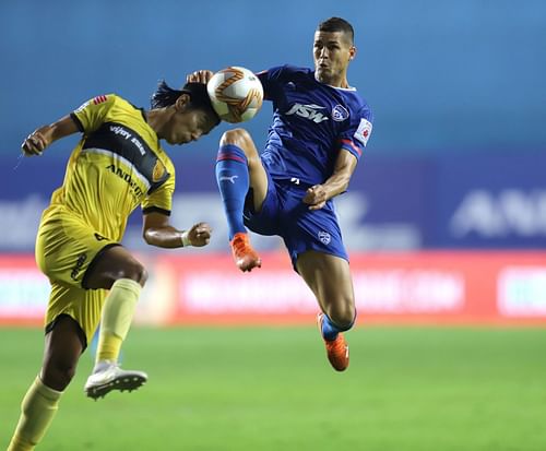 Bengaluru FC's Cleiton Silva (in blue) going against Hyderabad FC's Chinglesana Singh in the last ISL season (Image Courtesy: ISL)