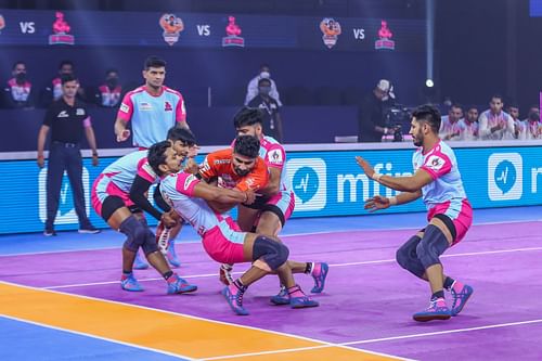 Jaipur Punk Panthers' players during a tackle in their season opener against the Gujarat Giants - Image Courtesy: Jaipur Pink Panthers Twitter