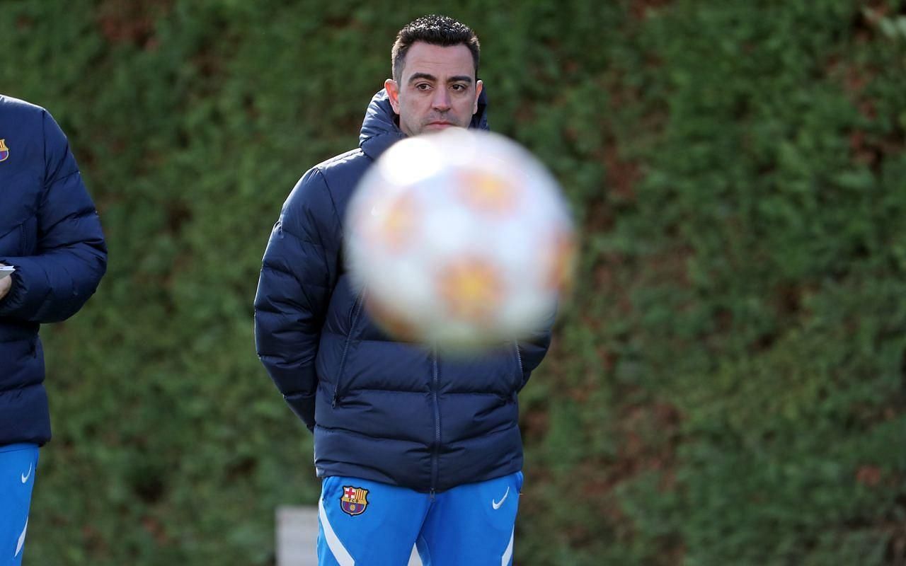 Xavi supervises a Barcelona training session (Image courtesy - Twitter/ FC Barcelona)