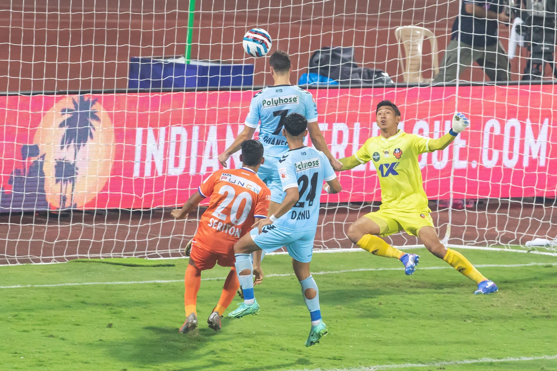 Joel Chianese heading the ball home for Hyderabad FC. (Image Courtesy: Twitter/IndSuperLeague)