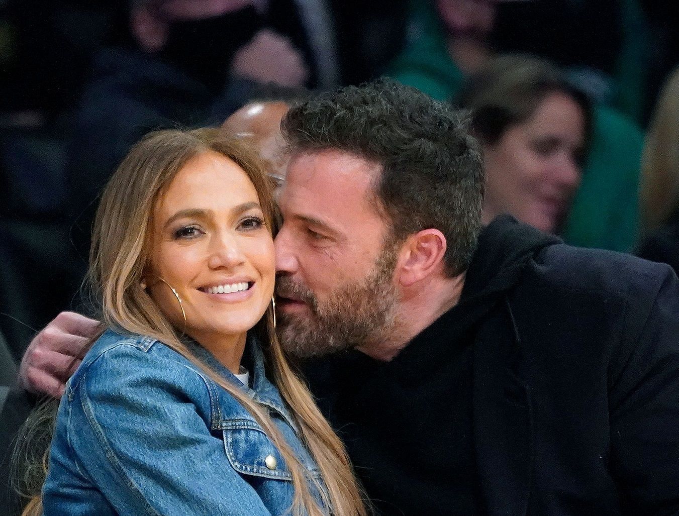 Bennifer snuggling up at a basketball game (Image via Marcio Jose Sanchez/AP/Shutterstock)