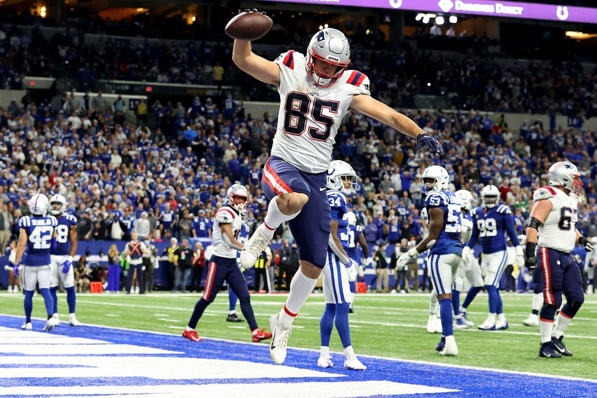 Hunter Henry score twice in the Patriots nationally televised AFC tilt against Indianapolis (Photo: Getty)