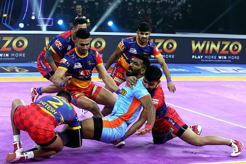 UP Yoddha players during a tackle against the Bengal Warriors - Image Courtesy: UP Yoddha Twitter