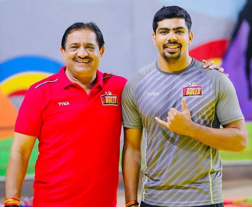Randhir Sehrawat [L] poses alongside Bengaluru Bulls captain Pawan Sehrawat.