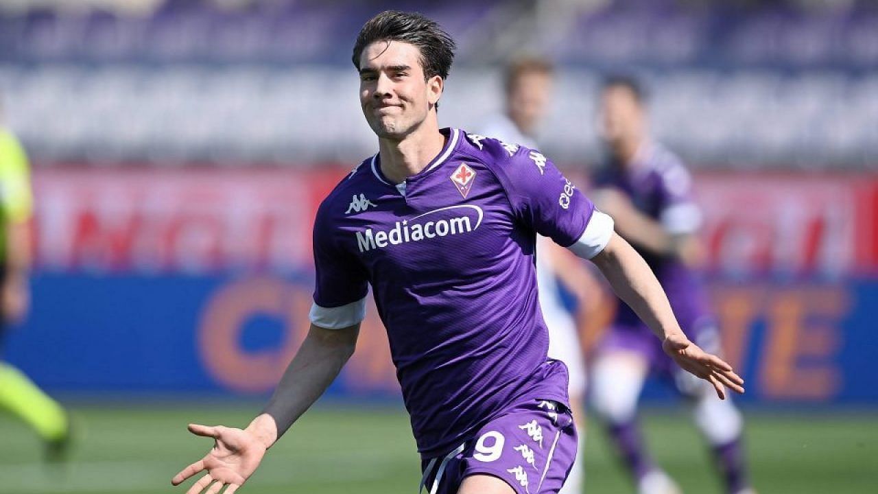 Fiorentina&#039;s defence is making it difficult for Vlahovic.