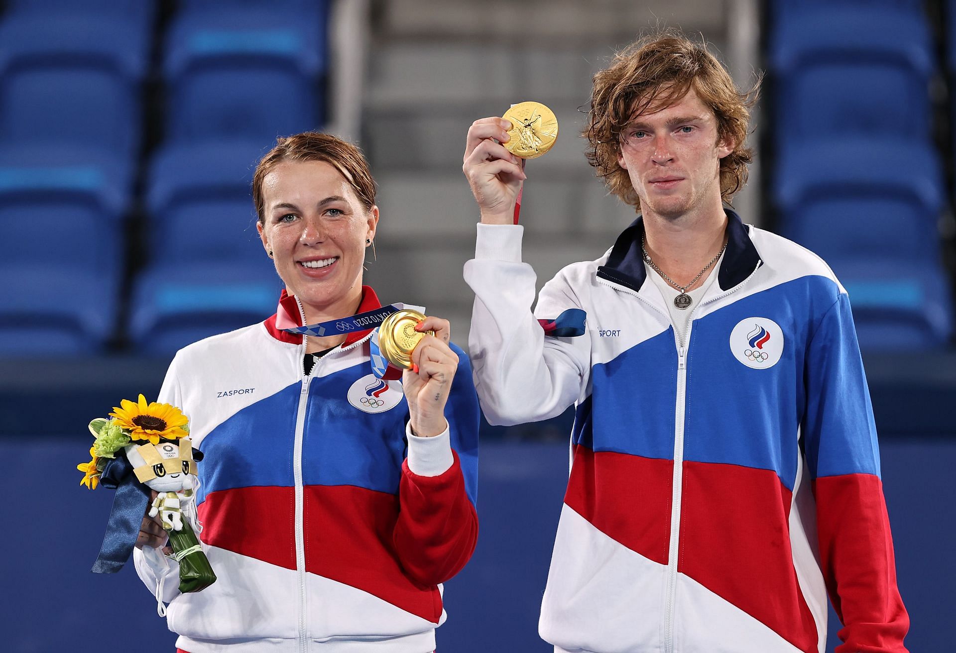 Anastasia Pavlyuchenkova and Andrey Rublev with the gold medals they won at the 2020 Tokyo Olympics