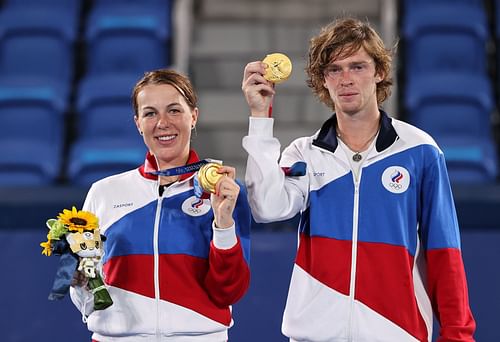 Anastasia Pavlyuchenkova and Andrey Rublev with the gold medals they won at the 2020 Tokyo Olympics