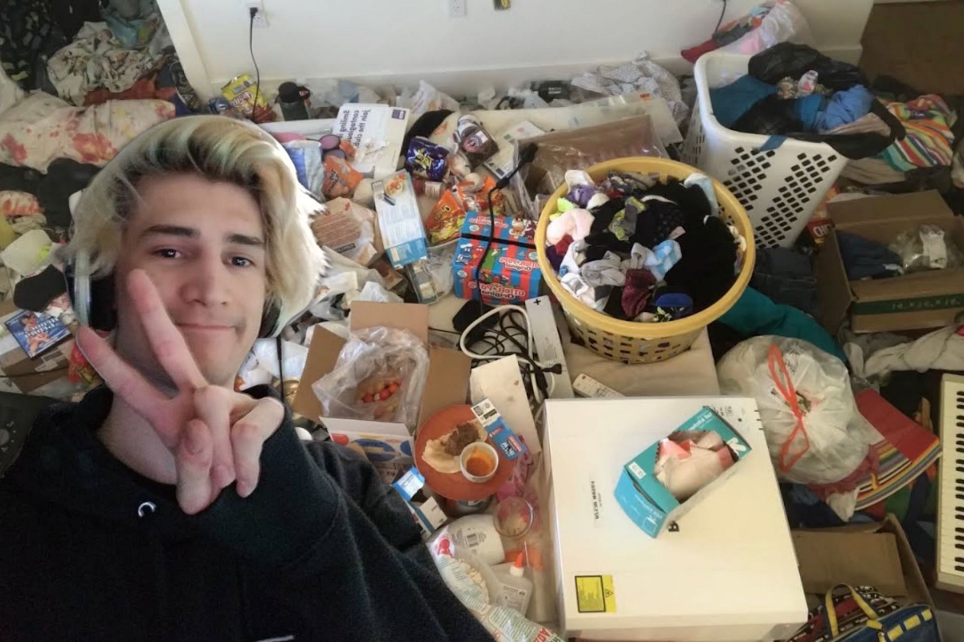 xQc details the disgusting mold formed on a month-old pasta in his sink (Image via Sportskeeda)